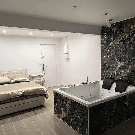 Jacuzzi Apartment *