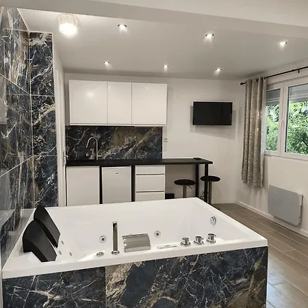 Apartment Jacuzzi Montreuil (Seine-Saint-Denis)